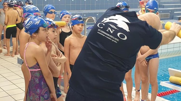 Plus de 300 enfants âgés de 6 à 10 ans apprennent à nager toutes les semaines avec les éducateurs du club dans les groupes de dauphins.