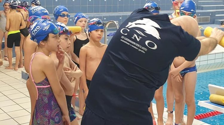 Plus de 300 enfants âgés de 6 à 10 ans apprennent à nager toutes les semaines avec les éducateurs du club dans les groupes de dauphins. Plus de 300 enfants âgés de 6 à 10 ans apprennent à nager toutes les semaines avec les éducateurs du club dans les groupes de dauphins.